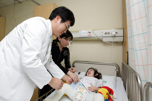 이대목동병원이 한국으로 초청해 무료 수술을 진행한 우즈베키스탄 타슈켄트 어린이 딜도라의 수술 상태를 정형외과 이승열 교수가 점검하고 있다. 사진제공｜이대목동병원