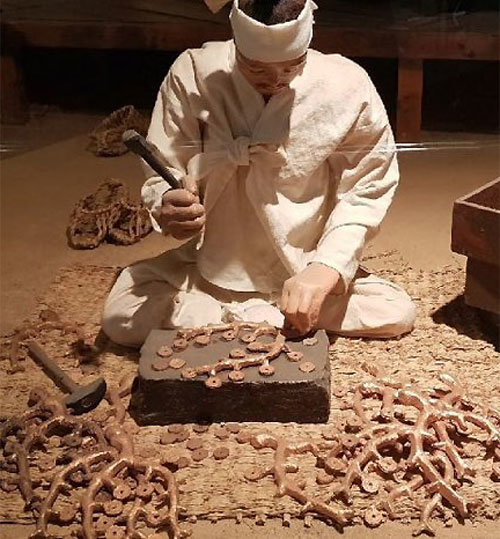 동전을 만들고 있는 사람. 한국조폐공사 화폐박물관 제공