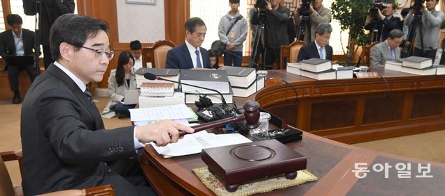 선관위 “셀프후원 위법” 만장일치… 김기식 논란 ‘신속 정리’
