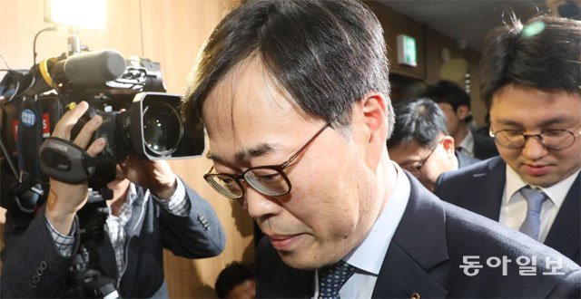 靑 “후원금은 검증대상 아니었다”… 책임론 쏠린 조국 감싸기