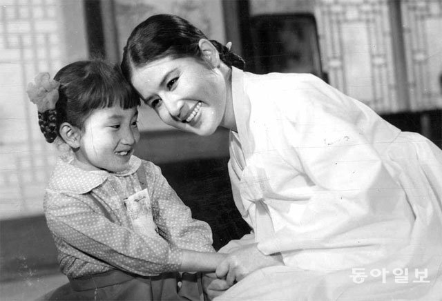 고 최은희 씨(오른쪽)의 대표작 가운데 하나인 영화 ‘사랑방손님과 어머니’(1961년). 고 신상옥 감독은 이 영화의 연출을 맡았으며, 고인은 옥희 어머니를 연기했다. 동아일보DB