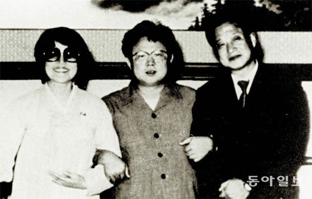 1983년 3월 김정일 국방위원장(가운데)이 초청한 연회에서 남편 신상옥 감독(오른쪽)과 상봉한 배우 최은희 씨. 동아일보DB