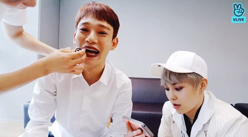 엑소 첸(왼쪽). 사진출처｜VLIVE ‘토요일은 첸백시’ 방송 화면 캡처