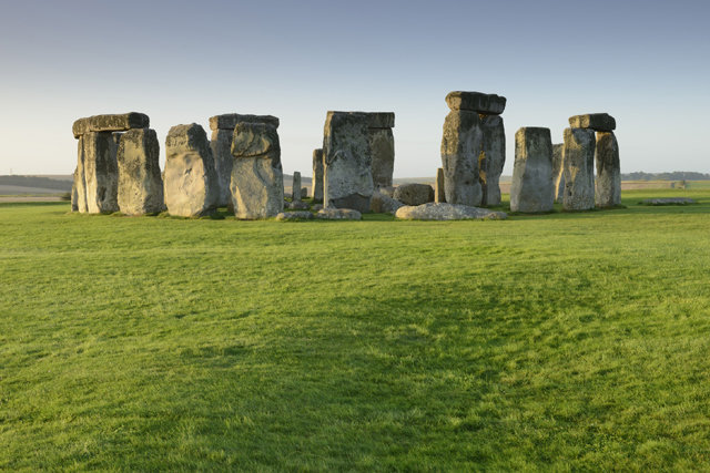 원형의 흙 구조물 한 가운데 거대한 돌들이 여러 형태로 세워진 입석 유적 ‘스톤헨지’.
