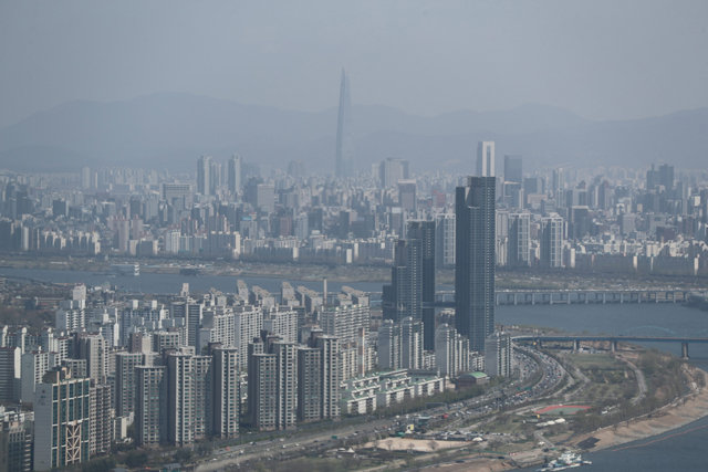 최근 서울 여의도 63빌딩에서 본 서울 도심의 모습. 파란 하늘과 도심 사이에 형성된 미세먼지 띠가 보인다. 최혁중 기자 sajinman@donga.com
