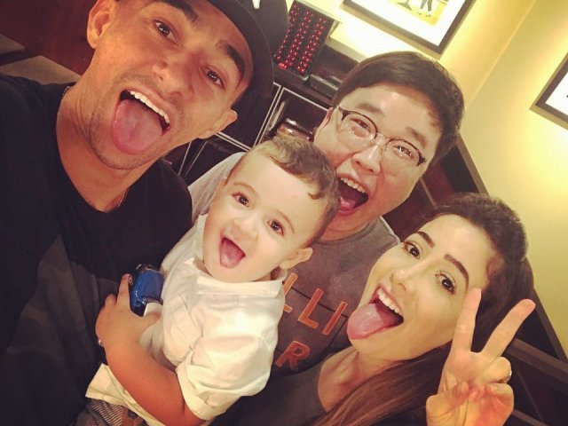 김주환 운영팀장(오른쪽 두 번째)이 2016년 소속 선수였던 티아고 가족들과 함께 찍은 장면. 사진제공 ｜ 김주환 팀장