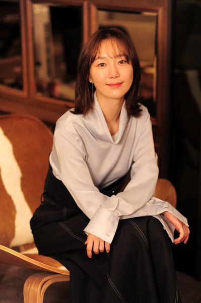 영화 ‘나를 기억해’로 돌아온 배우 이유영. 연기력을 인정받는 만큼 최근 그를 찾는 영화 제작진도 늘었다. 여러 제안 가운데 주로 어둡고 무거운 역할을 소화해온 그는 “이젠 밝게 웃어 보이는 연기로 관객을 만나고 싶다”고 했다. 사진제공｜오아시스이엔티