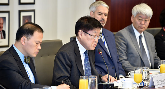 김영주 한국무역협회장(왼쪽에서 두 번째)이 전략국제문제연구소(CSIS)와의 간담회에서 발언하고 있다. 한국무역협회 제공