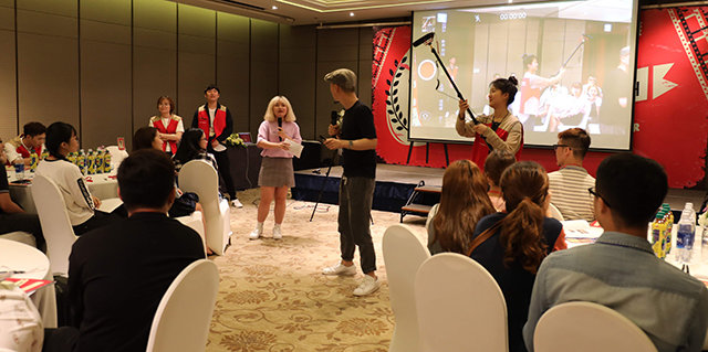 14, 15일 베트남 호찌민 롯데 레전드 호텔에서 열린 롯데시네마의 사회공헌프로그램 ‘영화제작교실 in 베트남’에 참여한 학생들이 직접 작성한 콘티로 단편영화를 찍고 있다. 롯데시네마 제공