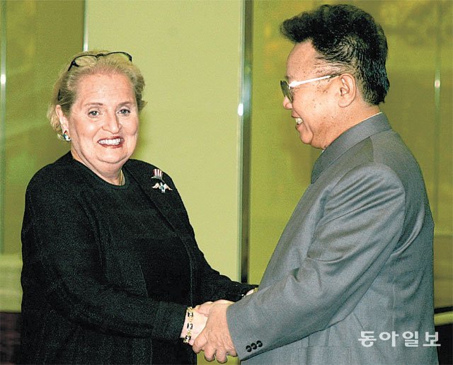18년전 김정일 만난 올브라이트 김정일 당시 북한 국방위원장이 2000년 10월 평양을 방문한 매들린 올브라이트 당시 미국 국무장관의 손을 잡고 환대하고 있다. 동아일보DB