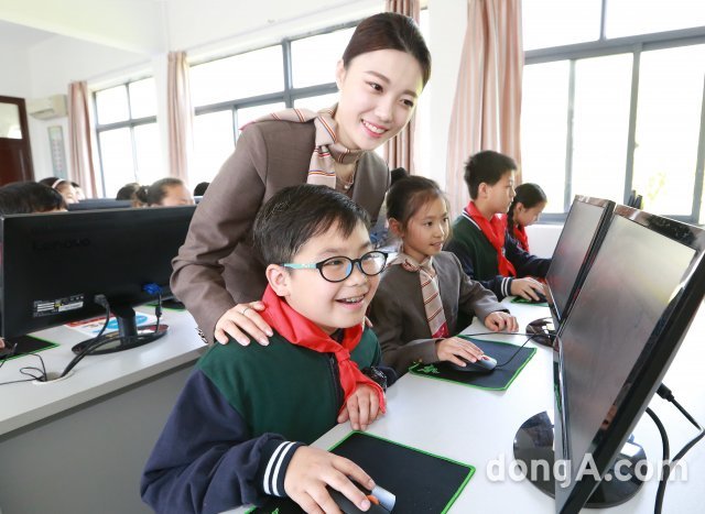 아시아나항공 승무원이 학생들에게 컴퓨터 교육을 실시하고 있다.