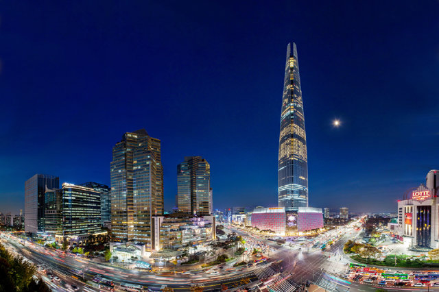 시그니엘 레지던스가 있는 롯데월드타워는 지상 123층, 높이 555m의 국내 최고층이며 세계서 5번째로 높은 타워이다.