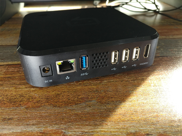 USB, HDMI 단자 등을 갖추고 있기 때문에 일반 PC처럼 쉽게 연결하고 사용할 수 있다(출처=IT동아)