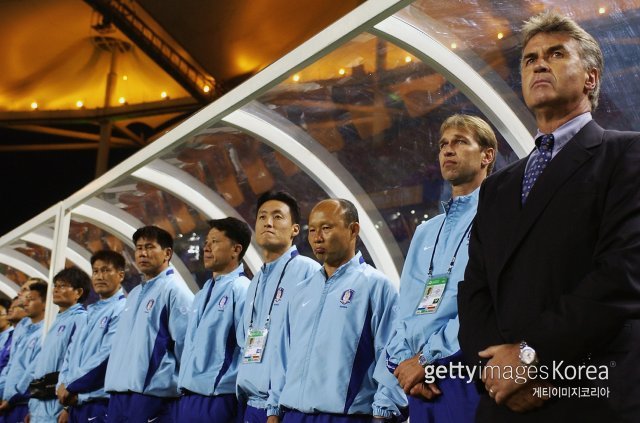 2002년 월드컵 당시 히딩크 감독(맨 오른쪽). 왼쪽에서 네 번째가 당시 전한진 통역. 사진=게티이미지코리아