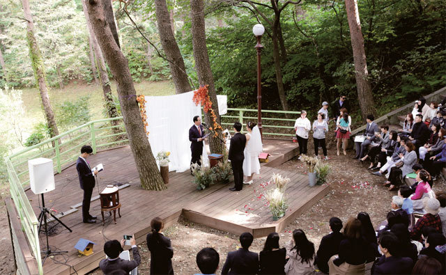 산림청은 전국 15개 자연휴양림에서 숲속 결혼식을 하기를 희망하는 예비 신랑 신부 15쌍을 모집한다. 사진은 지난해 숲속 결혼식 장면. 산림청 제공