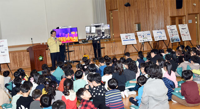 김석준 부산시교육감이 지난달 부산 금창초교에서 실시된 지진대피 훈련에 참가해 학생들을 상대로 안전 교육을 하고 있다. 부산시교육청 제공
