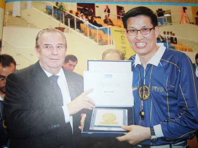 김건태 심판위원(오른쪽)이 2010년 12월 카타르(도하) 세계클럽배구선수권대회 결승전에 앞서 국제배구연맹(FIVB) 공로상을 받고 있다.