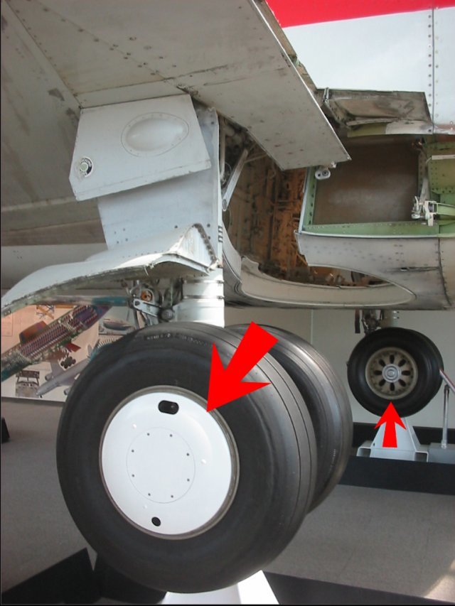737 기종의 바퀴(메인 랜딩기어). 바깥쪽 바퀴의 휠에는 보시는 것처럼 덮개를 씌워 공기저항을 최소화했습니다. 자료: Flickriver.com