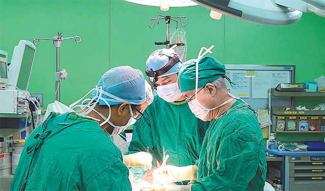 안세현 서울아산병원 유방외과 교수(오른쪽)가 유방암 환자를 수술하고 있다. 서울아산병원 제공