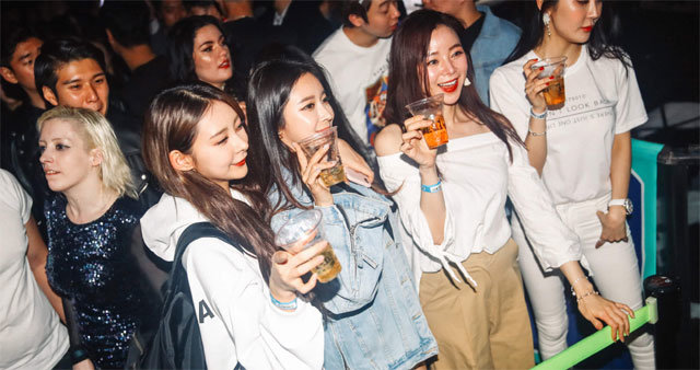 20, 30대 젊은층을 중심으로 ‘가치 있는 소비’ 문화가 퍼지면서 프리미엄 소주가 인기를 얻고 있다. 사진은 서울 강남의 한 유명 클럽에서 모델들이 프리미엄 소주를 활용한 칵테일을 마시고 있는 장면. 광주요그룹 제공