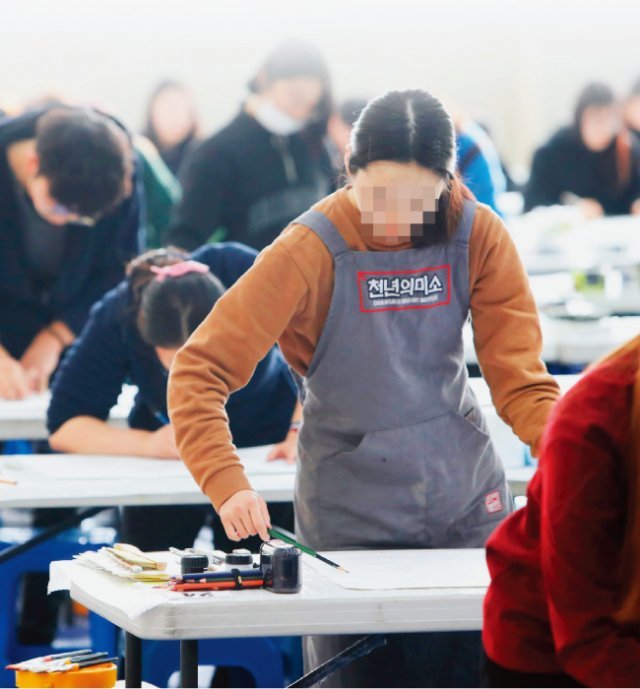 1월 18일 부산 사하구 동아대 승학캠퍼스 체육관에서 열린 2018학년도 정시 미술실기시험에 응시한 한 수험생이 평소 갈고닦은 실력을 발휘하고 있다. [뉴시스]