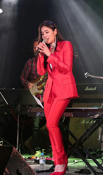 가수 조정민이 지난 1월 오사카 AM홀에서 현지 관계자들을 초대해 일본에서의 첫 무대를 선보이고 있는 모습. 사진제공｜루체엔터테인먼트