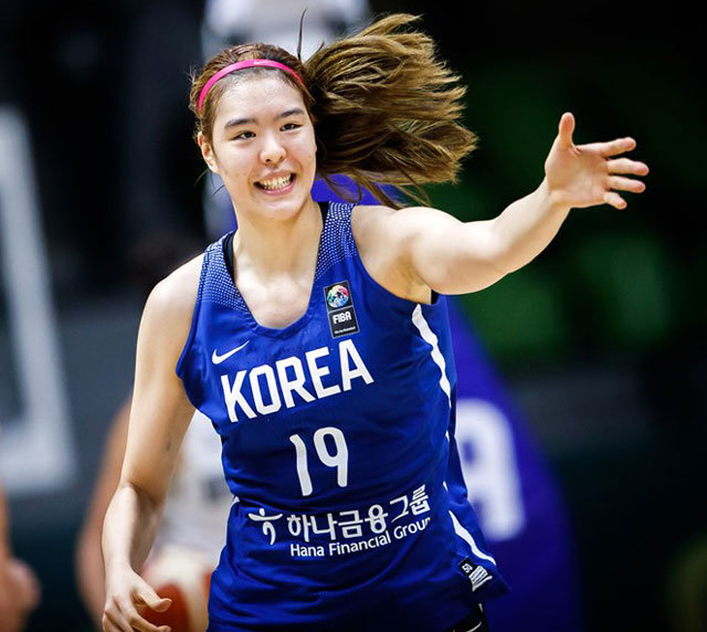 한국 여자농구의 대들보 박지수가 미국여자프로농구에(WNBA) 진출하기 위해 23일 출국한다. WNBA 라스베이거스 팀 훈련에 합류해 최종 엔트리를 향한 서바이벌 게임에 뛰어드는 박지수는 “경쟁을 즐기겠다. 그래야 성장할 수 있다”고 말했다. 대한민국농구협회 제공
