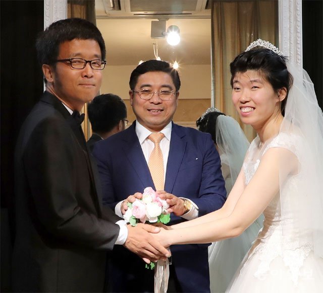 꿈에 그리던 결혼식에 앞서 웨딩숍에서 만난 김성호 김진희 씨 부부와 이들의 결혼과 정착을 도운 설수철 목사(가운데). 홍진환 기자 jean@donga.com