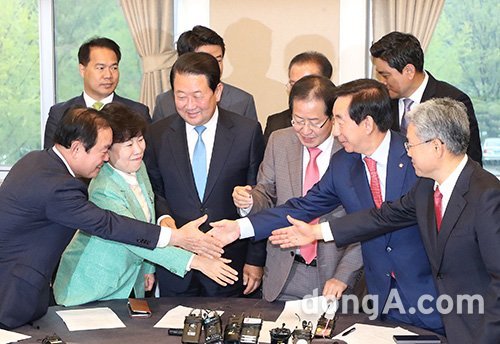 23일 자유한국당, 바른미래당, 민주평화당의 당 대표, 원내대표가 국회 귀빈식당에서 긴급회동을 가졌다. 야 3당 대표와 원내대표가 공동입장문을 발표한 뒤 악수를 하고있다.김재명 기자