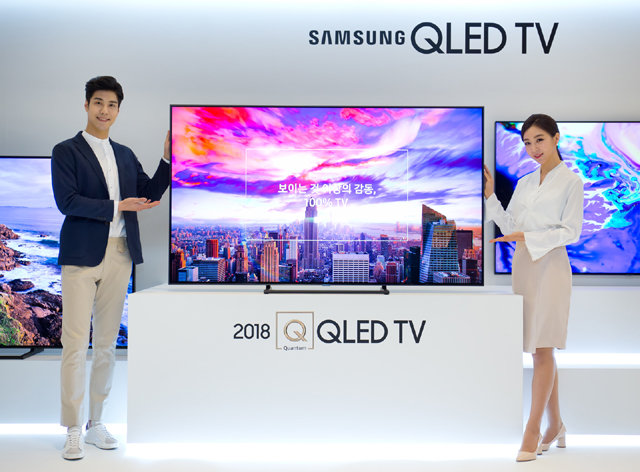 삼성전자가 17일 삼성전자 서초사옥 다목적홀에서 2018년형 QLED TV 신제품을 공개하는 ‘더 퍼스트룩 2018 코리아(The First Look 2018 Korea)’ 출시 행사를 개최했다. 삼성전자 제공