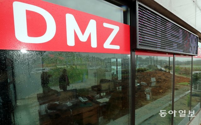 남북관계 해빙, 민통선 토지 투자 증가

얼어붙었던 남북관계가 급격히 풀리면서 민통선 및 DMZ  토지 투자 수요가 증가 하는 가운데 23일 경기 파주시 문산읍의 한 부동산에 DMZ 중개를 홍보하는 게시물이 부착돼 있다. 파주=최혁중 기자 sajinman@donga.com