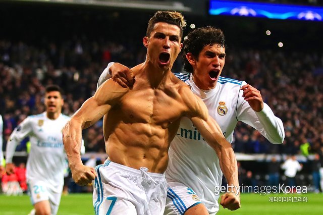 크리스티아누 호날두가 이끄는 레알 마드리드는 26일(한국시간) 독일 뮌헨의 알리안츠 아레나에서 바이에른 뮌헨과 2017∼2018 유럽축구연맹 챔피언스리그 4강 1차전을 치른다. 11경기 연속 골을 기록 중인 호날두는 득점왕이 유력하다. 사진=게티이미지코리아