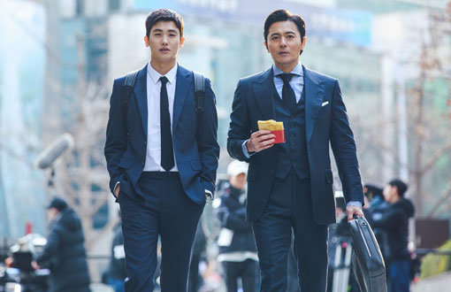 KBS 2TV 드라마 ‘슈츠’에서의 장동건(오른쪽)과 박형식. 사진제공｜몬스터유니온·엔터미디어 픽쳐스