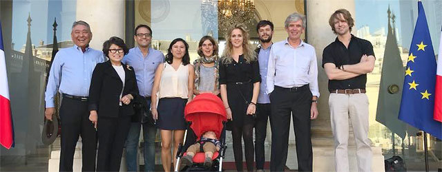 지난해 세드리크가 근무하는 엘리제궁을 방문해 본관 현관 앞에서 찍은 가족사진(왼쪽 사진). 왼쪽이 아버지 오영석 전 교수, 
왼쪽에서 세 번째와 네 번째가 세드리크와 델핀, 가운데가 세드리크의 부인 베랑제, 그 앞 유모차에서 자고 있는 아기가 세드리크의 
아들 오성식이다. 사진 제공 델핀 오