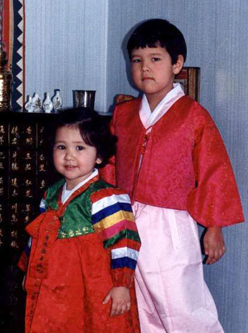 어린 시절 한복을 입고 리옹 집에서 찍은 세드리크와 델핀. 사진 제공 델핀 오