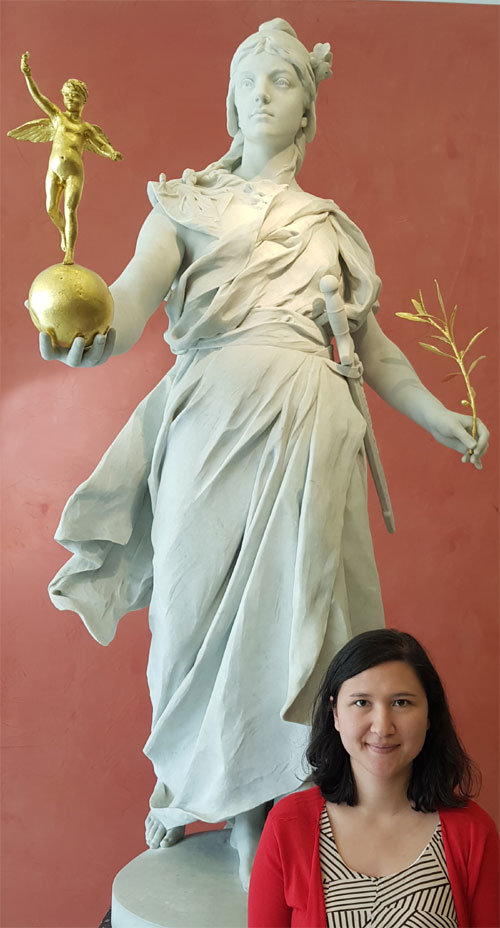 델핀 오 하원의원(파리 19구 지역구)이 10일 국회의사당에서 인터뷰를 마친 뒤 본관에서 포즈를 취하고 있다.