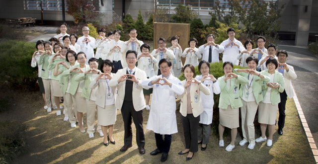 혈액질환을 종합적으로 진료하는 독립된 시스템을 갖춘 가톨릭 혈액병원 의료진. 서울성모병원 제공