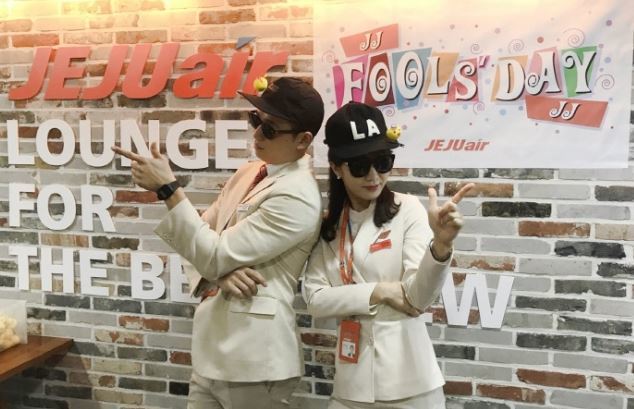 사진=만우절 당시 제주항공 직원들(제주항공 제공)