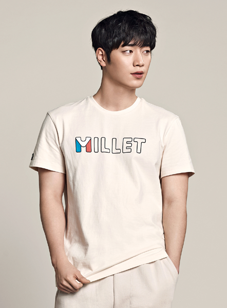 헤리티지를 담은 레트로 제품들이 화려하게 컴백했다. 복고풍 디자인, 빅로고를 장착하고 옛것을 오늘의 감각으로 재해석한 제품들이다. 사진은 ‘클래식 1921 로고 티셔츠’를 입은 밀레 전속모델 서강준. 사진제공｜밀레