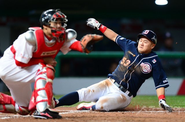 24일 인천 SK행복드림구장에서 ‘2018 신한은행 마이카 KBO리그’ SK 와이번스와 두산 베어스의 경기가 열렸다. 6회 1사 3루에서 두산 박건우의 희생플라이 때 3루 주자 최주환이 득점에 성공하고 있다. 인천 | 김민성 기자 marineboy@donga.com