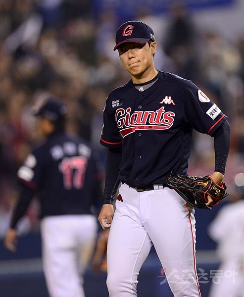 28일 서울 잠실야구장에서 ‘2018 신한은행 MY CAR KBO리그‘ 롯데자이언츠와 두산베어스 경기가 열렸다. 롯데 박진형이 8회말 1사 2,3루 두산 허경민에게 역전 2타점 중전 3루타를 허용한 후 아쉬워하고 있다. 잠실 | 김종원 기자 won@donga.com