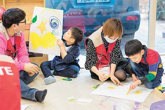 3월 소아암 아이들과 롯데월드 샤롯데 봉사단이 미술수업 ‘드림 아트’에 참여하고 있다. 미술수업의 결과물로 나온 아이들이 그린 나비그림은 마스크의 디자인으로 활용됐다.