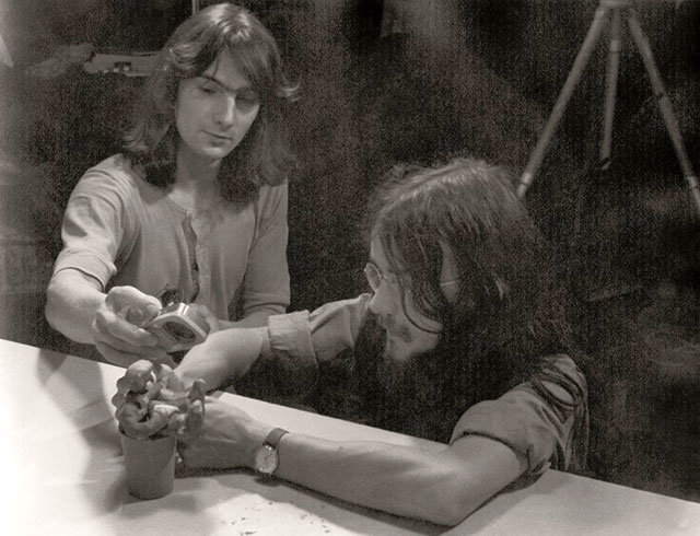 초기작 ‘인터뷰’를 제작할 무렵의 아드만스튜디오 창립자 피터 로드(왼쪽)와 데이비드 스프록스턴. ⓒAardman Animations Limited 1989