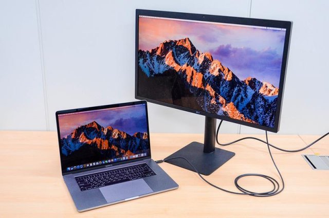 맥북과 LG 5K 모니터로, 이 둘은 USB C형 케이블만 연결할 수 있다(출처=IT동아)