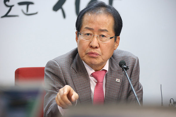 한국당 지방선거 슬로건 ‘나라를 통째로…”, 홍준표 “北살려주기 급급”/한국당 홈페이지 캡처.