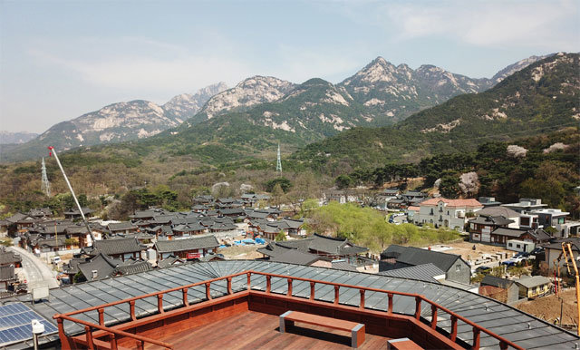서울 은평구 은평역사한옥박물관 꼭대기에 만든 한옥전망대. 은평구 제공