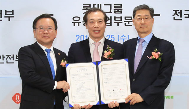 김부겸 행정안전부 장관, 이완신 롯데홈쇼핑 대표이사, 송필호 전국재해구호협회장(왼쪽부터)이 재해구호 업무협약(MOU) 체결 후 기념촬영을 하고 있다. 롯데쇼핑 제공