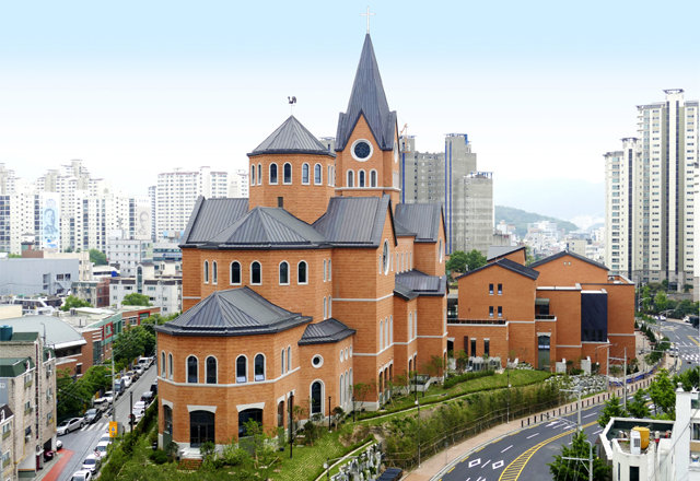 삼한C1 황토벽돌로 시공한 대구대교구 100주년 기념 범어대성당.
