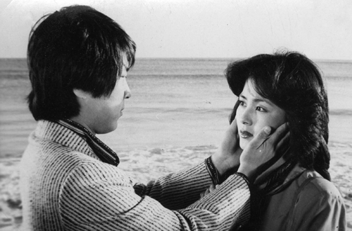 조용필(왼쪽)이 유지인과 출연한 영화 ‘그 사랑 한이 되어’의 한 장면.