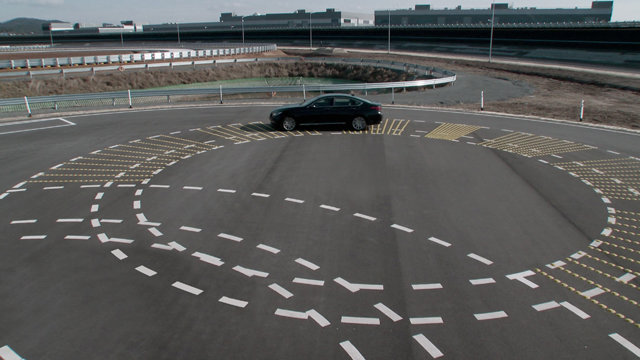 현대자동차그룹의 지배회사로 변모할 현대모비스는 26일 중장기 발전계획을 발표하며 ‘미래차 핵심기술 보유기업’으로 다시 태어나겠다고 선언했다. 충남 서산시 현대모비스 서산주행시험장에서 연구 차량이 주행하고 있다. 현대모비스 제공